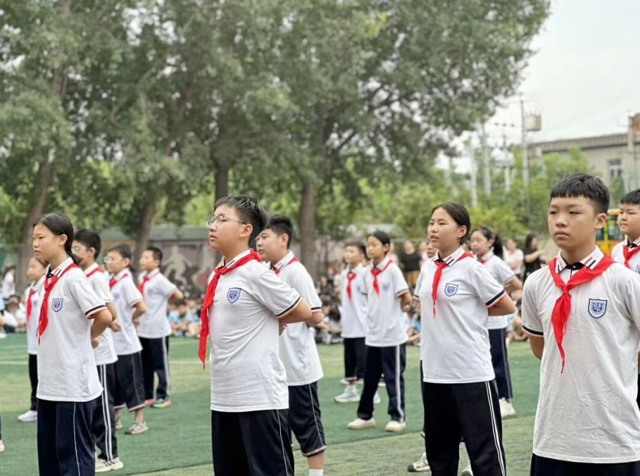 队列铿锵展英姿  童心飞扬向未来